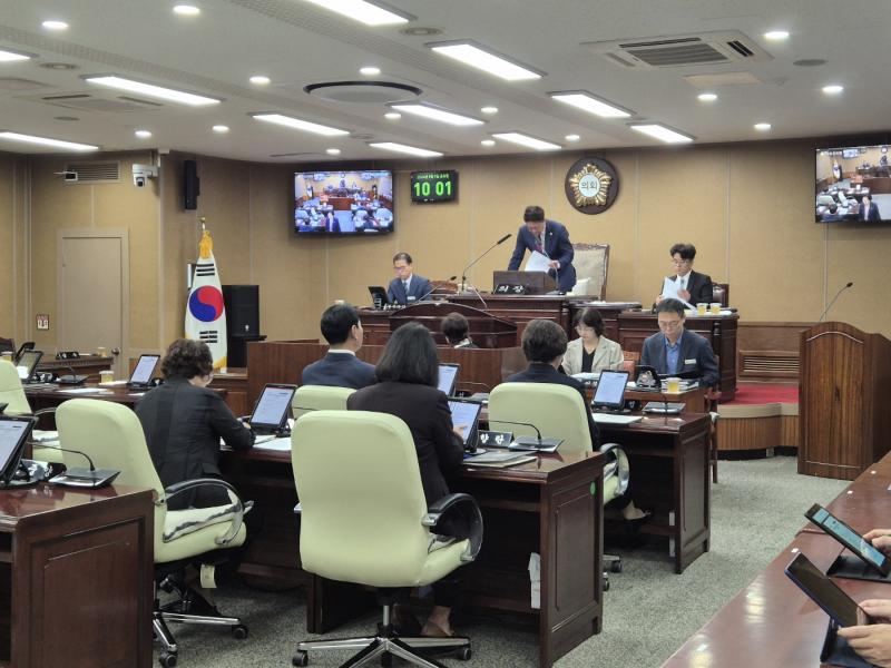 거창군의회, 281회 임시회 파행 “우사 칠갑” 비판 자초